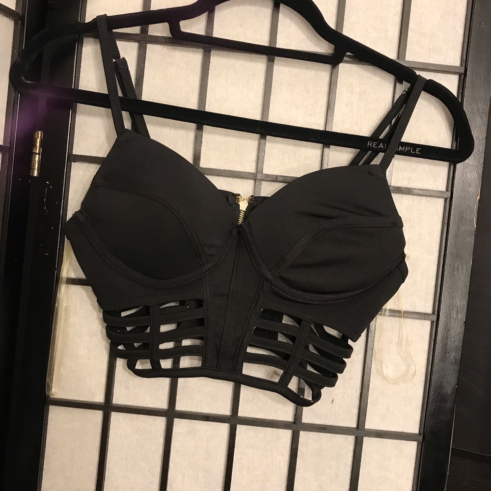 🖤Black crop top.